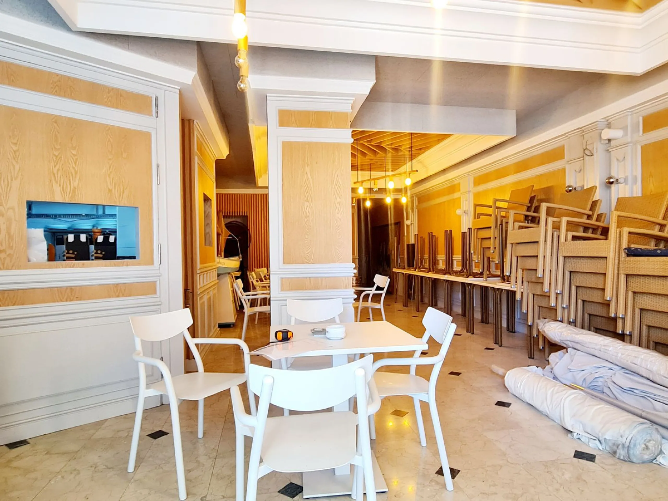 A fully renovated restaurant is available for sale in one of Marbella's most sought-after and high-traffic areas — Avenida del Mar — just steps away from the iconic Paseo Marítimo.