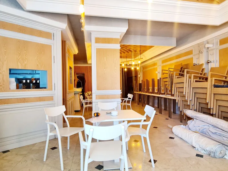 A fully renovated restaurant is available for sale in one of Marbella's most sought-after and high-traffic areas — Avenida del Mar — just steps away from the iconic Paseo Marítimo.