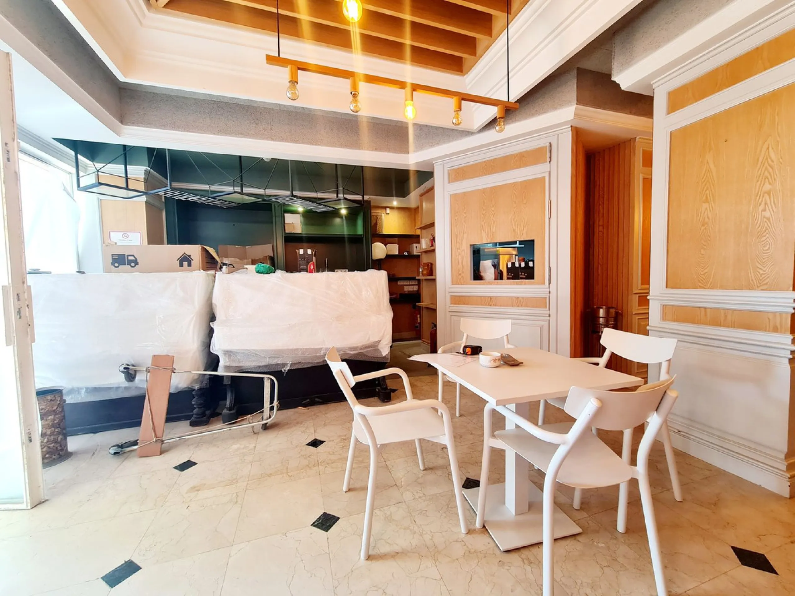 A fully renovated restaurant is available for sale in one of Marbella's most sought-after and high-traffic areas — Avenida del Mar — just steps away from the iconic Paseo Marítimo.