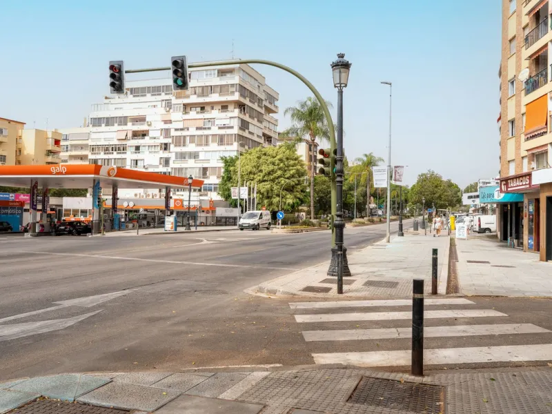 This four-bedroom flat, situated in the heart of Marbella, Malaga, presents an exceptional opportunity for those seeking a well-located property with substantial potential. Set within a gated community, the flat offers the security and exclusivity that di