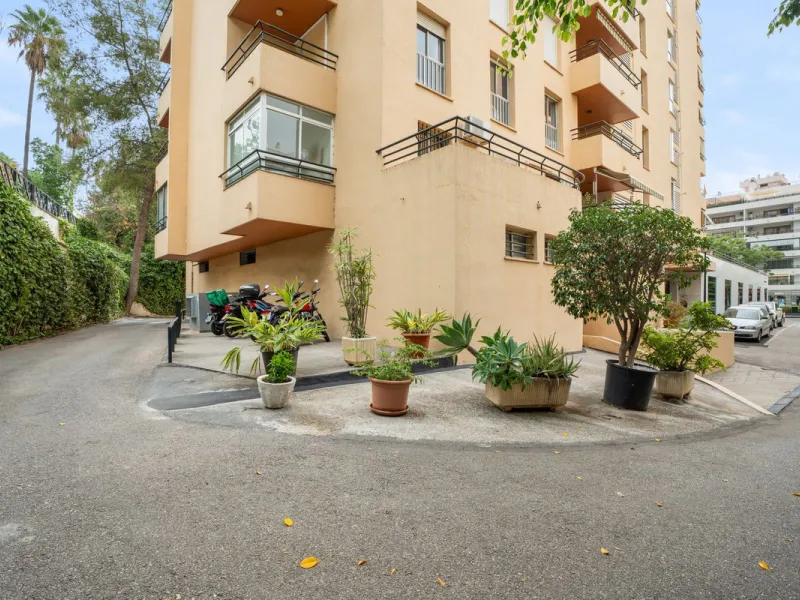Apartment - Middle Floor Apartment в продаже в Marbella, Málaga. В доме 4 спален и 2 ванных комнат. Площадь дома 98 м²
