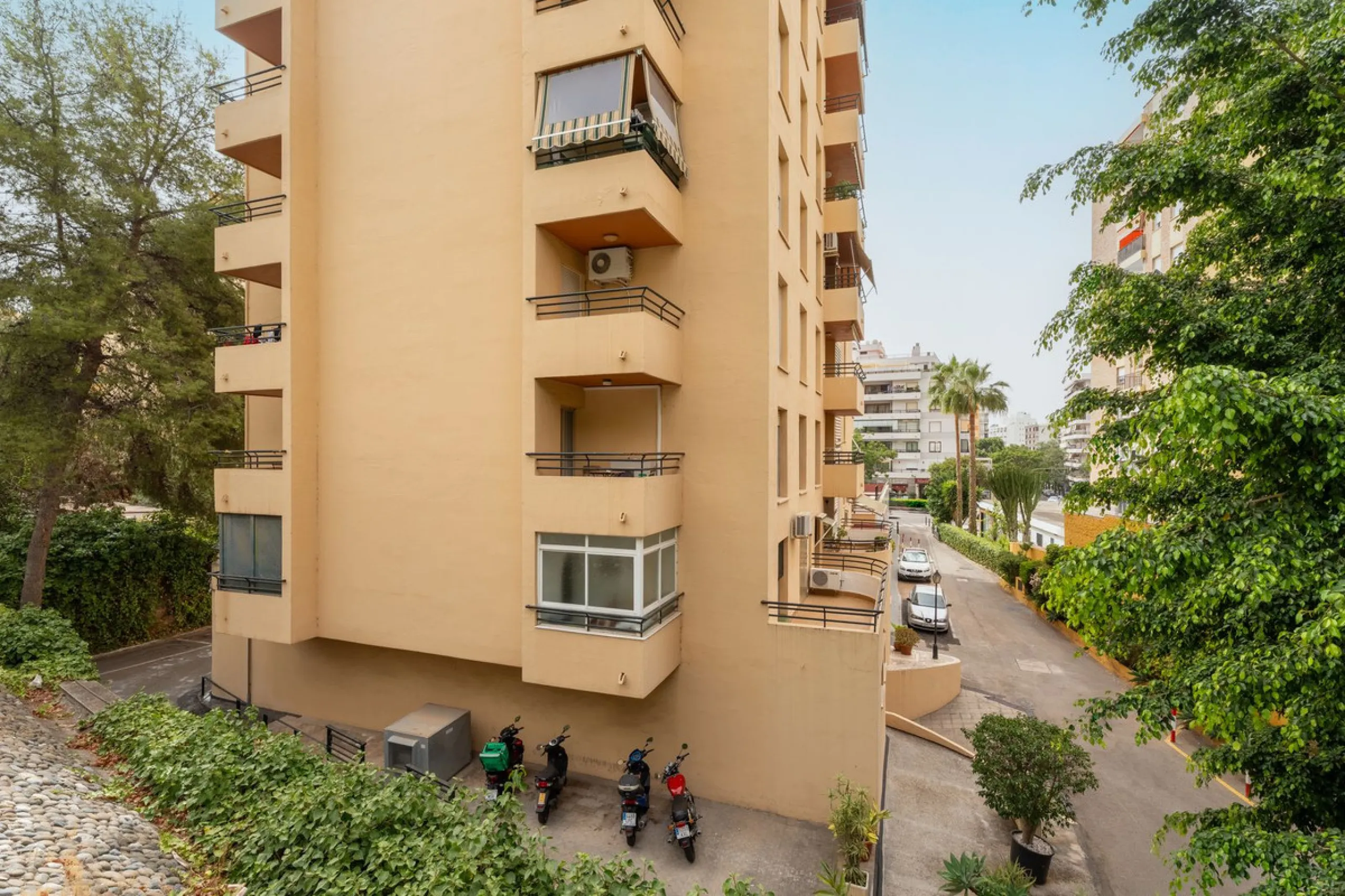 Apartment - Middle Floor Apartment в продаже в Marbella, Málaga. В доме 4 спален и 2 ванных комнат. Площадь дома 98 м²