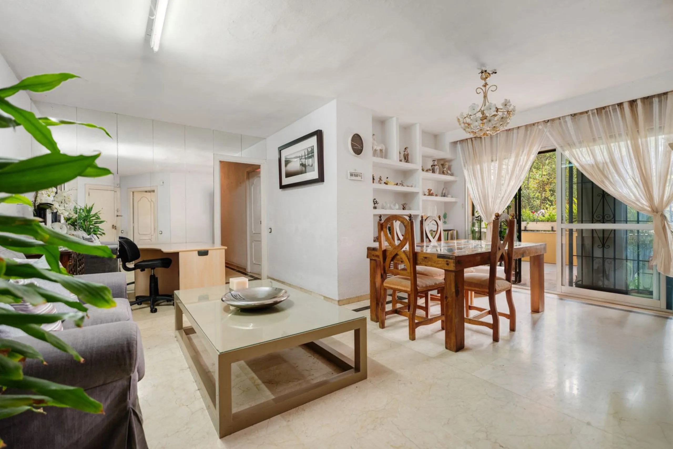 Apartment - Middle Floor Apartment в продаже в Marbella, Málaga. В доме 4 спален и 2 ванных комнат. Площадь дома 98 м²