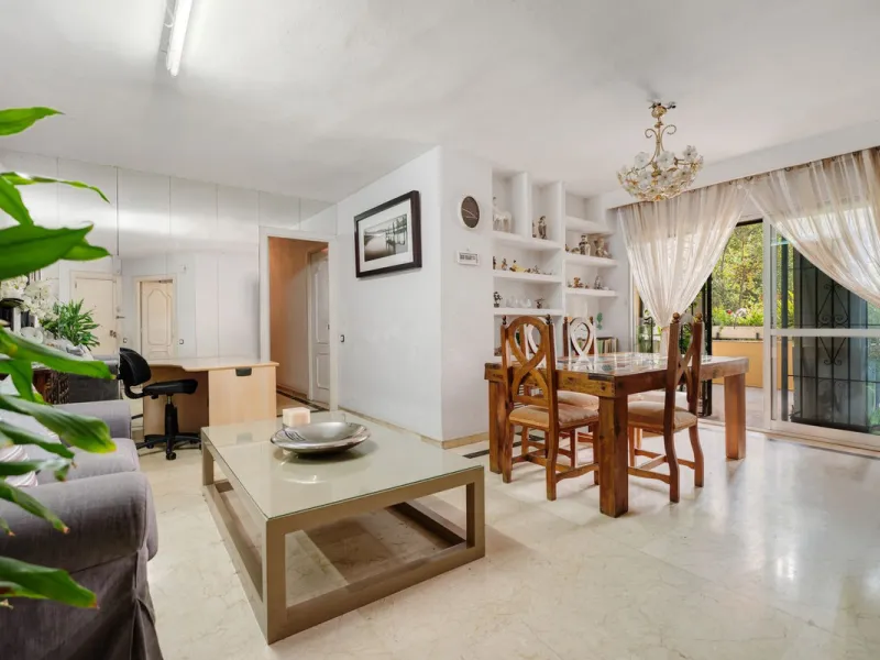 Apartment - Middle Floor Apartment в продаже в Marbella, Málaga. В доме 4 спален и 2 ванных комнат. Площадь дома 98 м²