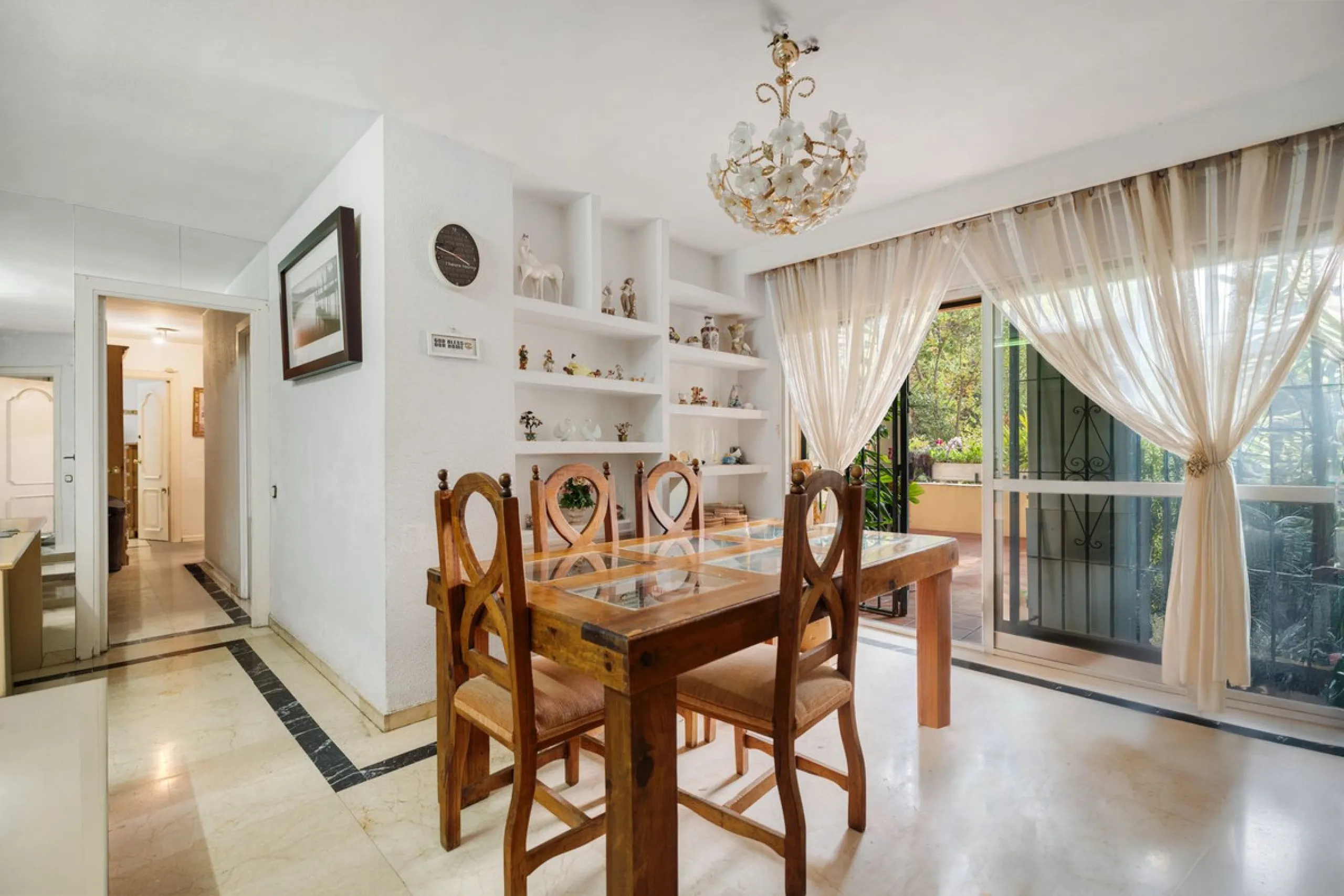 Apartment - Middle Floor Apartment в продаже в Marbella, Málaga. В доме 4 спален и 2 ванных комнат. Площадь дома 98 м²