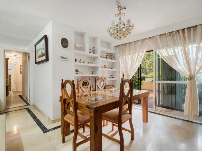 Apartment - Middle Floor Apartment в продаже в Marbella, Málaga. В доме 4 спален и 2 ванных комнат. Площадь дома 98 м²