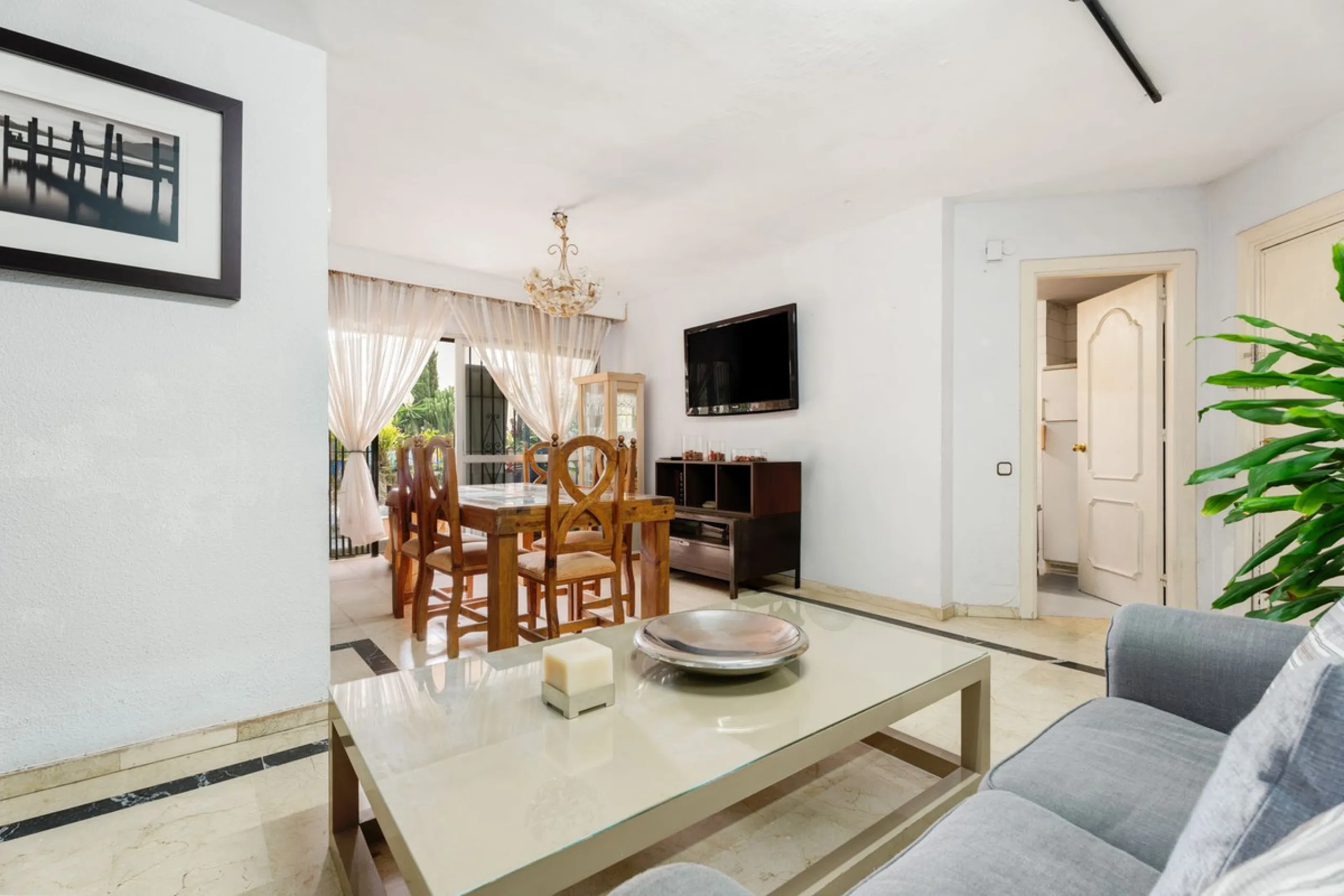 Apartment - Middle Floor Apartment в продаже в Marbella, Málaga. В доме 4 спален и 2 ванных комнат. Площадь дома 98 м²