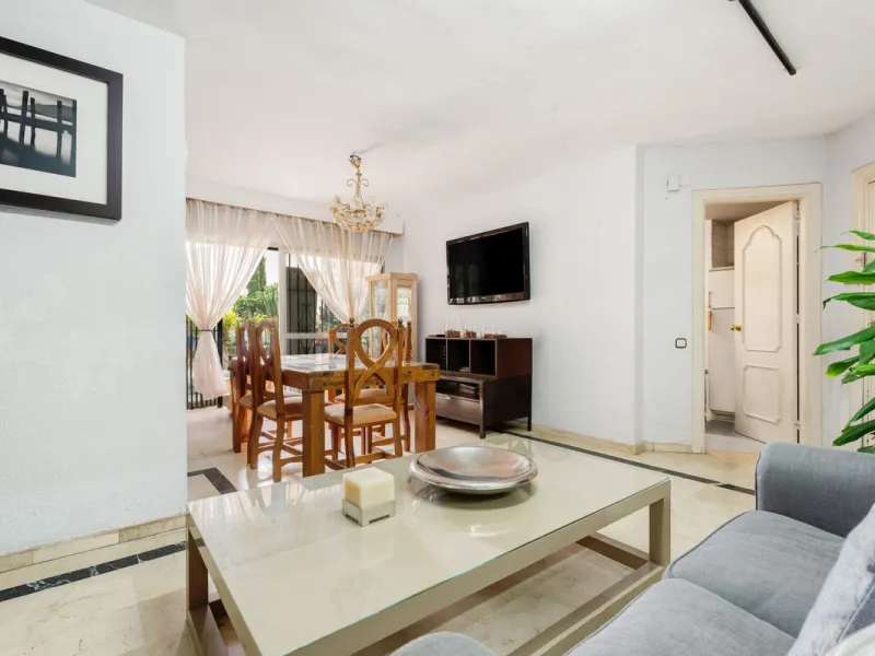 Apartment - Middle Floor Apartment в продаже в Marbella, Málaga. В доме 4 спален и 2 ванных комнат. Площадь дома 98 м²