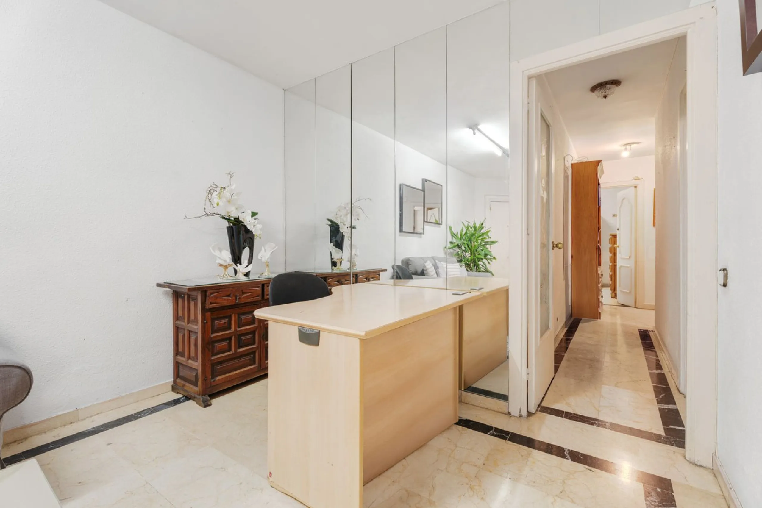 Apartment - Middle Floor Apartment в продаже в Marbella, Málaga. В доме 4 спален и 2 ванных комнат. Площадь дома 98 м²