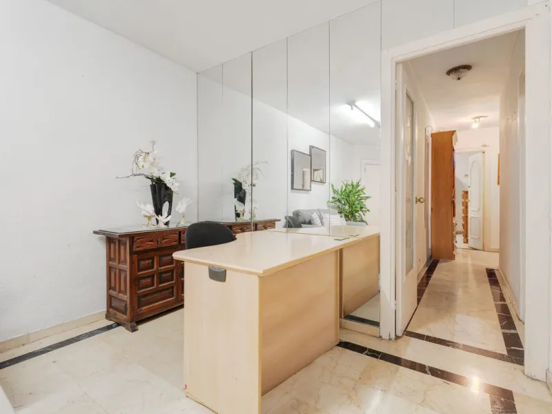 Apartment - Middle Floor Apartment в продаже в Marbella, Málaga. В доме 4 спален и 2 ванных комнат. Площадь дома 98 м²