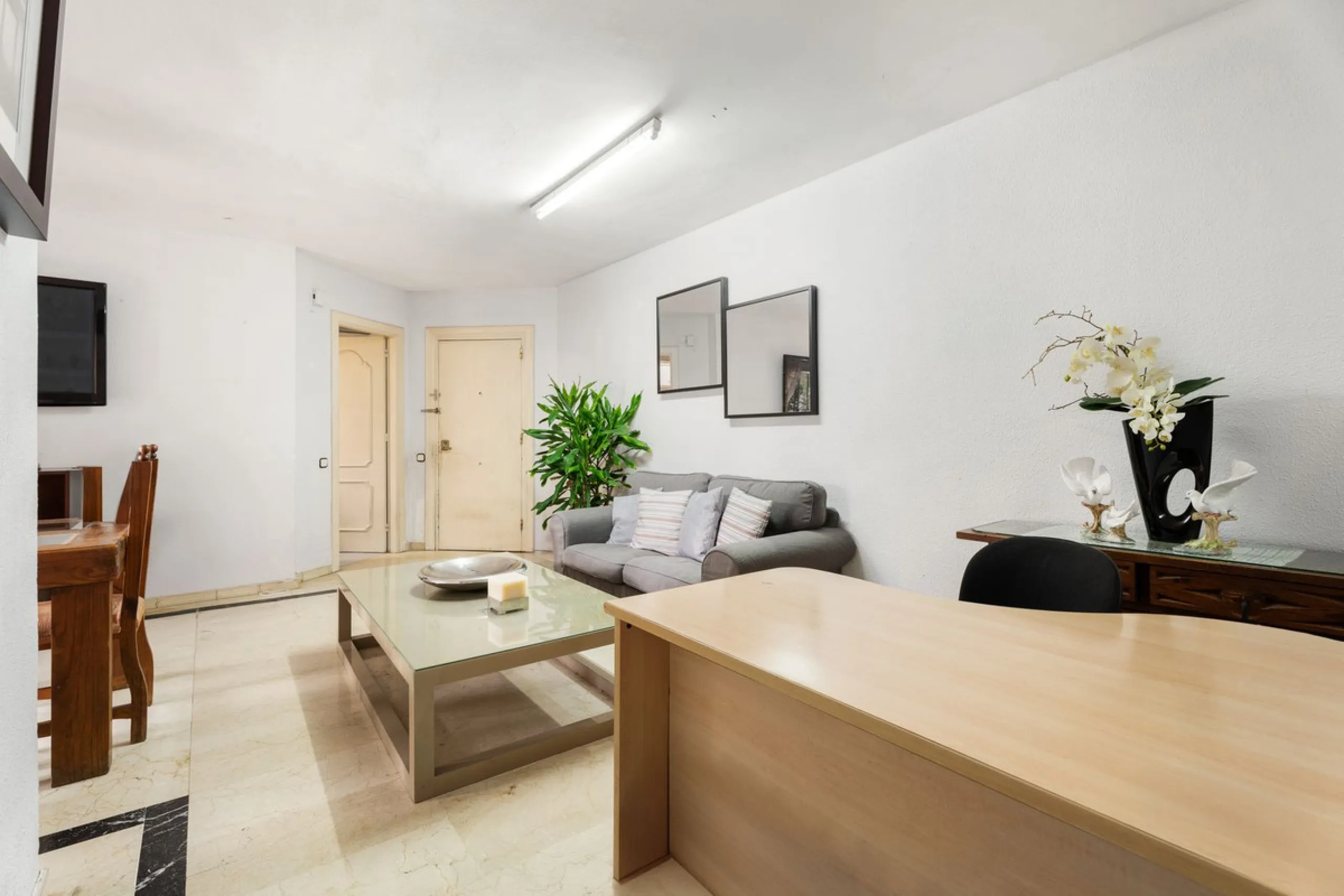 Apartment - Middle Floor Apartment в продаже в Marbella, Málaga. В доме 4 спален и 2 ванных комнат. Площадь дома 98 м²