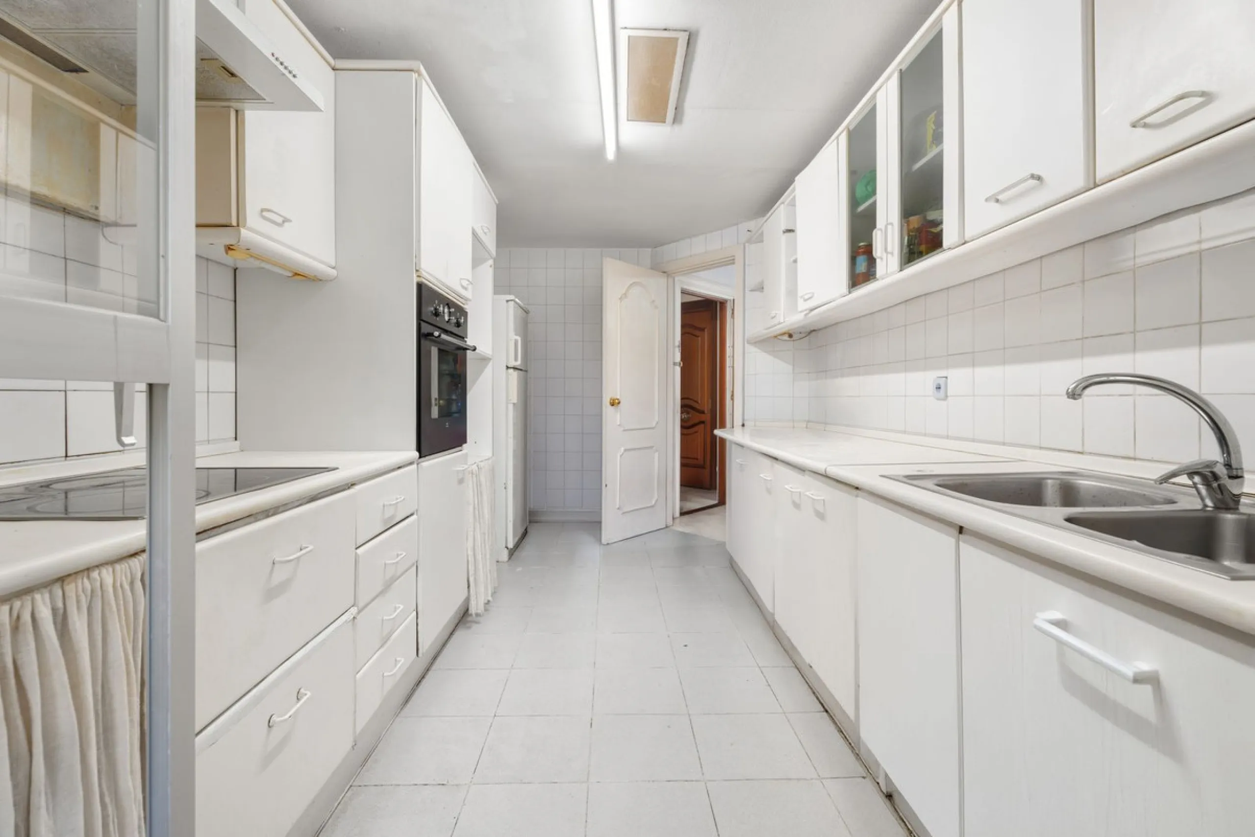 Apartment - Middle Floor Apartment в продаже в Marbella, Málaga. В доме 4 спален и 2 ванных комнат. Площадь дома 98 м²