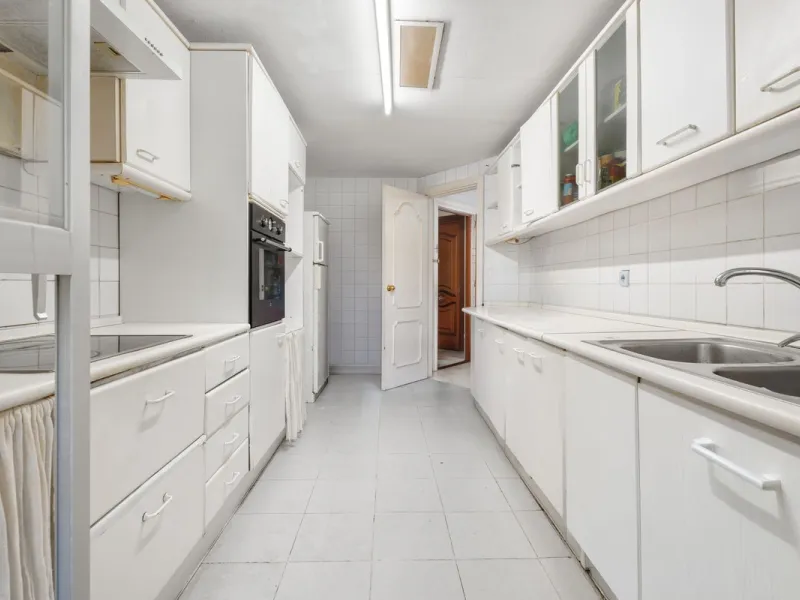 Apartment - Middle Floor Apartment в продаже в Marbella, Málaga. В доме 4 спален и 2 ванных комнат. Площадь дома 98 м²