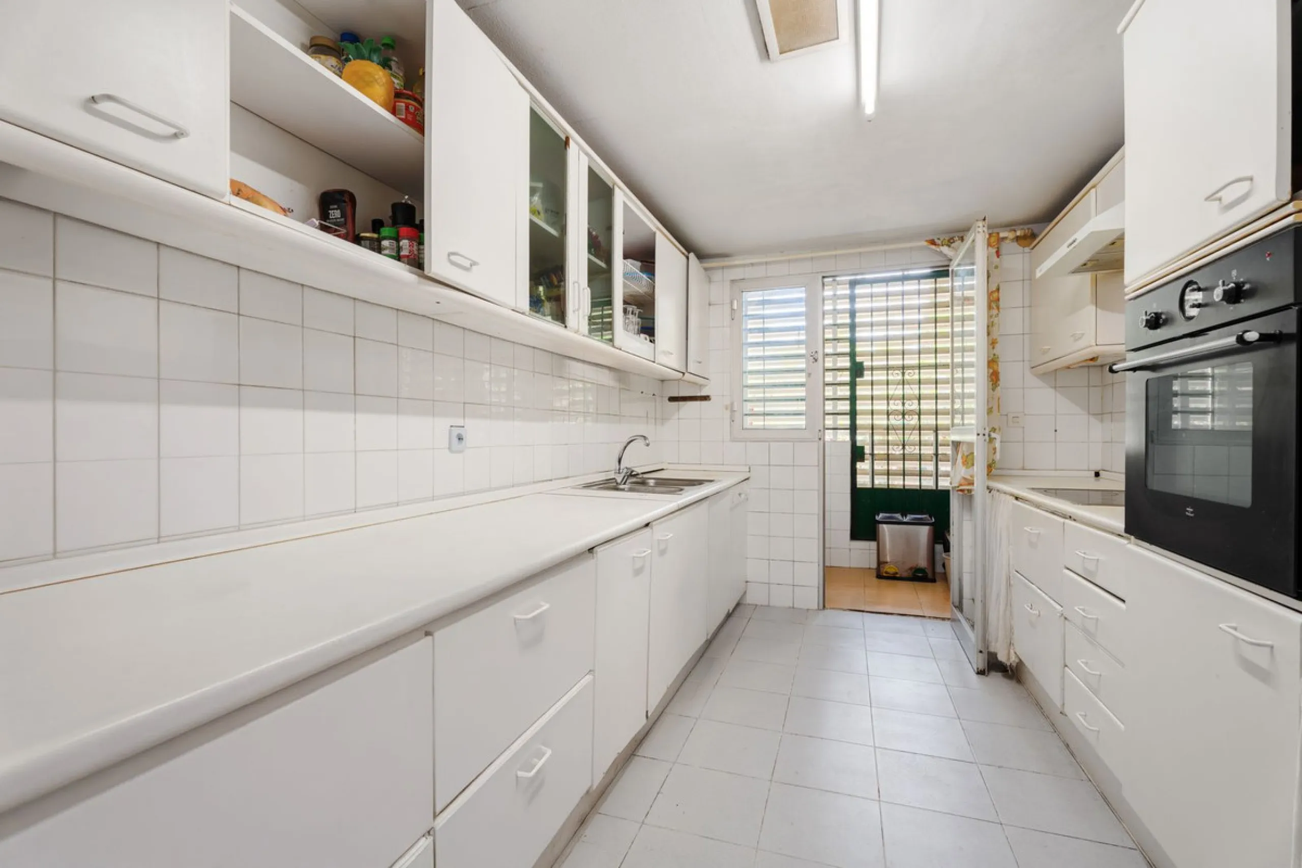 Apartment - Middle Floor Apartment в продаже в Marbella, Málaga. В доме 4 спален и 2 ванных комнат. Площадь дома 98 м²
