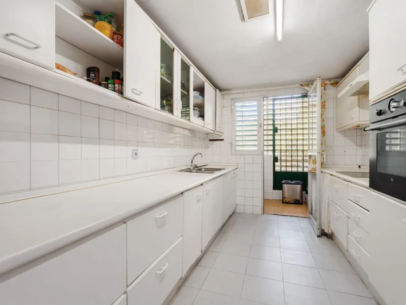 Apartment - Middle Floor Apartment в продаже в Marbella, Málaga. В доме 4 спален и 2 ванных комнат. Площадь дома 98 м²