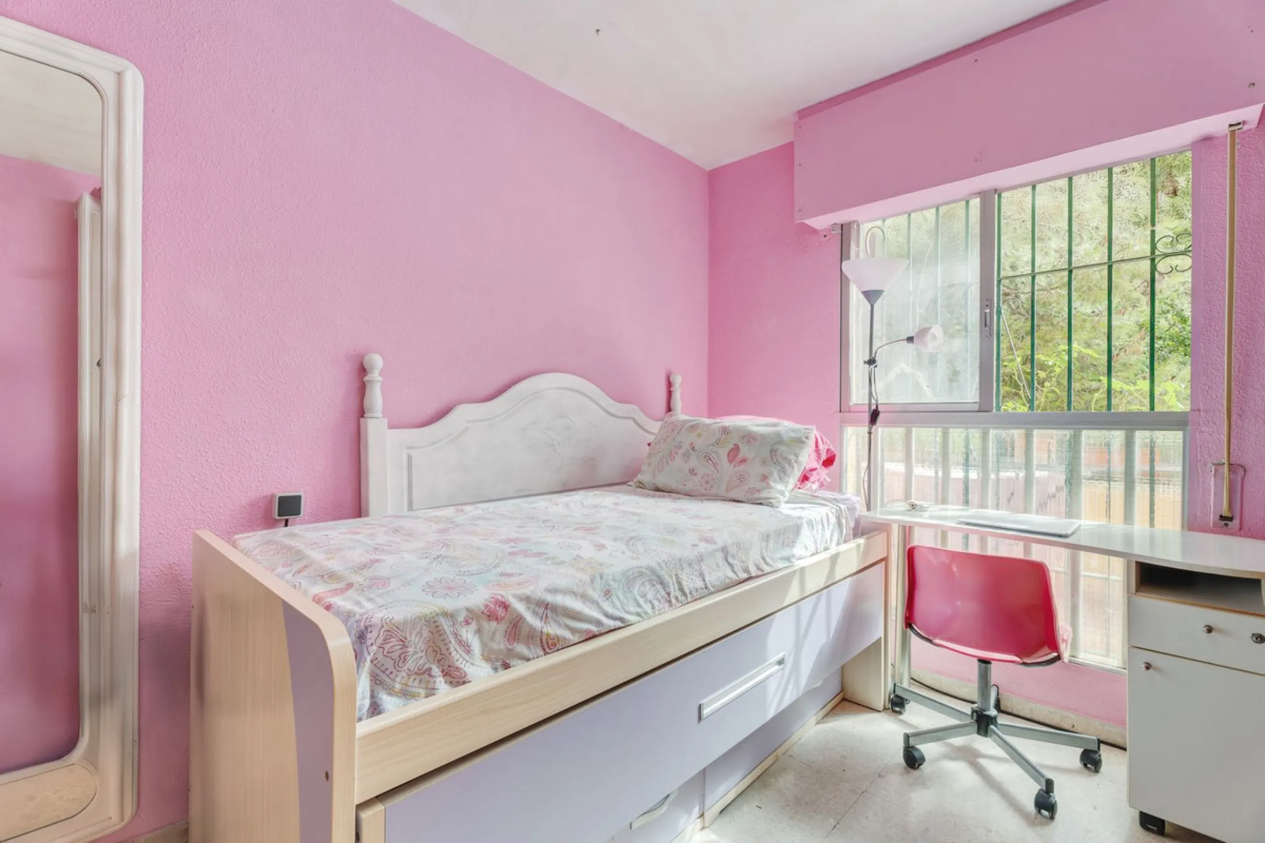 Apartment - Middle Floor Apartment в продаже в Marbella, Málaga. В доме 4 спален и 2 ванных комнат. Площадь дома 98 м²