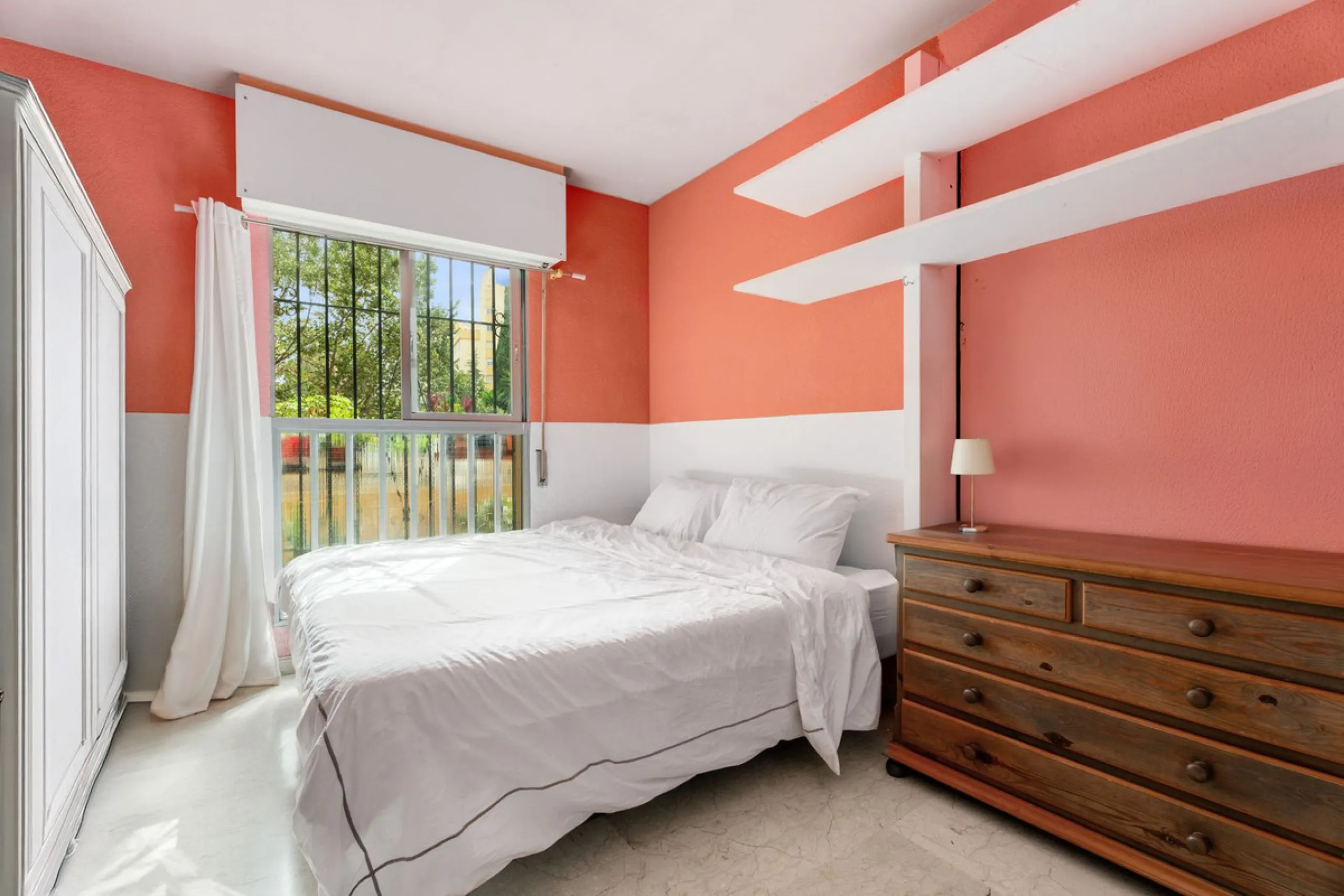 Apartment - Middle Floor Apartment в продаже в Marbella, Málaga. В доме 4 спален и 2 ванных комнат. Площадь дома 98 м²