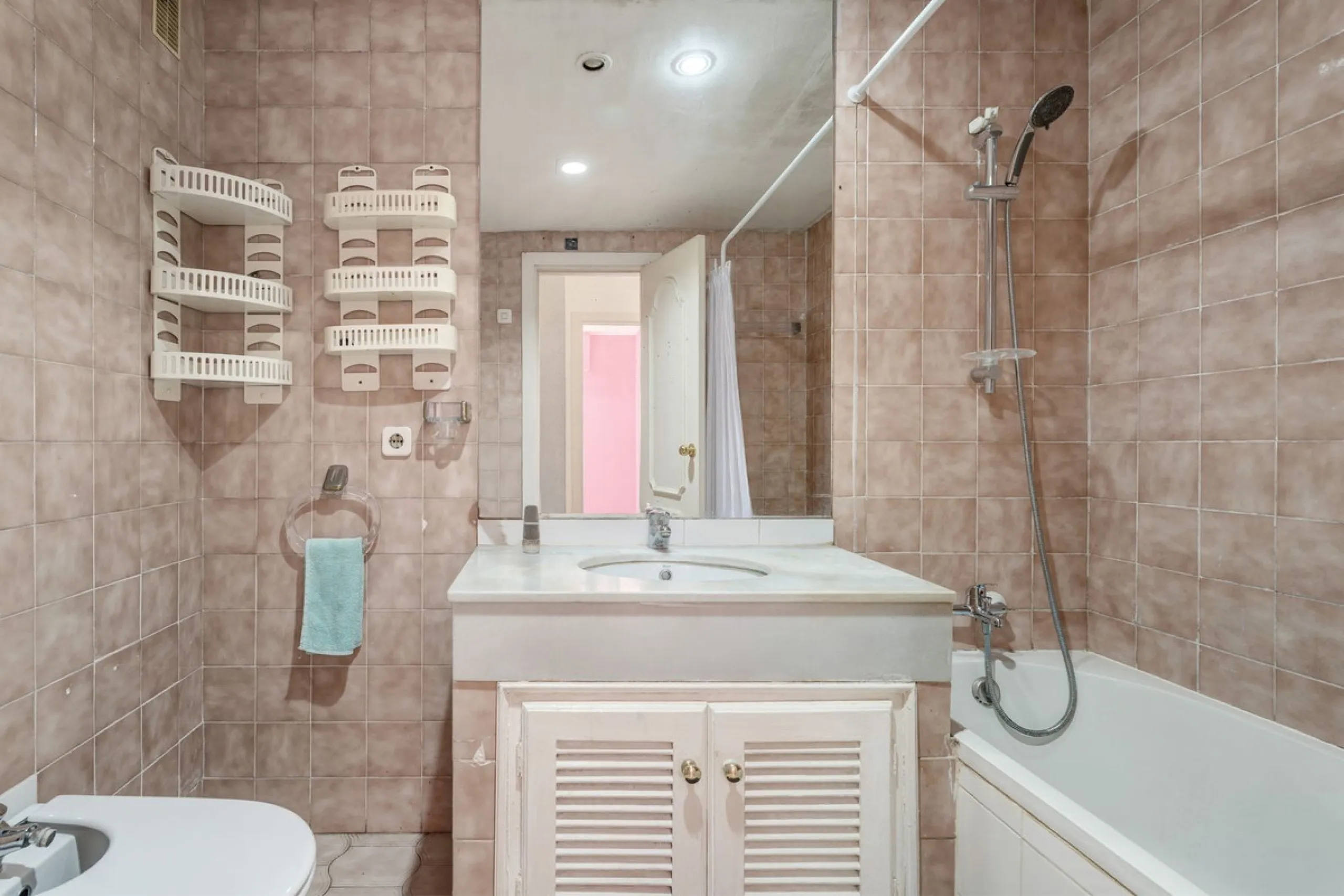 Apartment - Middle Floor Apartment в продаже в Marbella, Málaga. В доме 4 спален и 2 ванных комнат. Площадь дома 98 м²