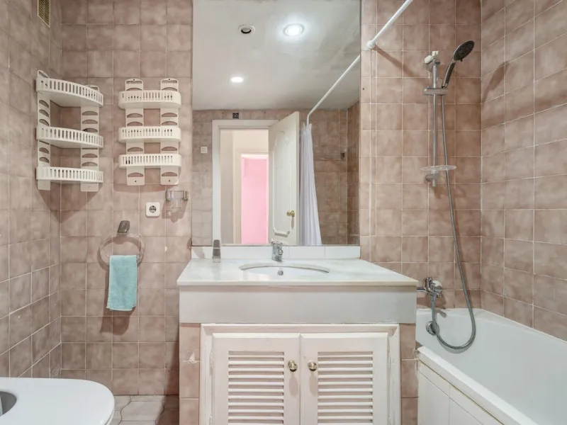 Apartment - Middle Floor Apartment в продаже в Marbella, Málaga. В доме 4 спален и 2 ванных комнат. Площадь дома 98 м²
