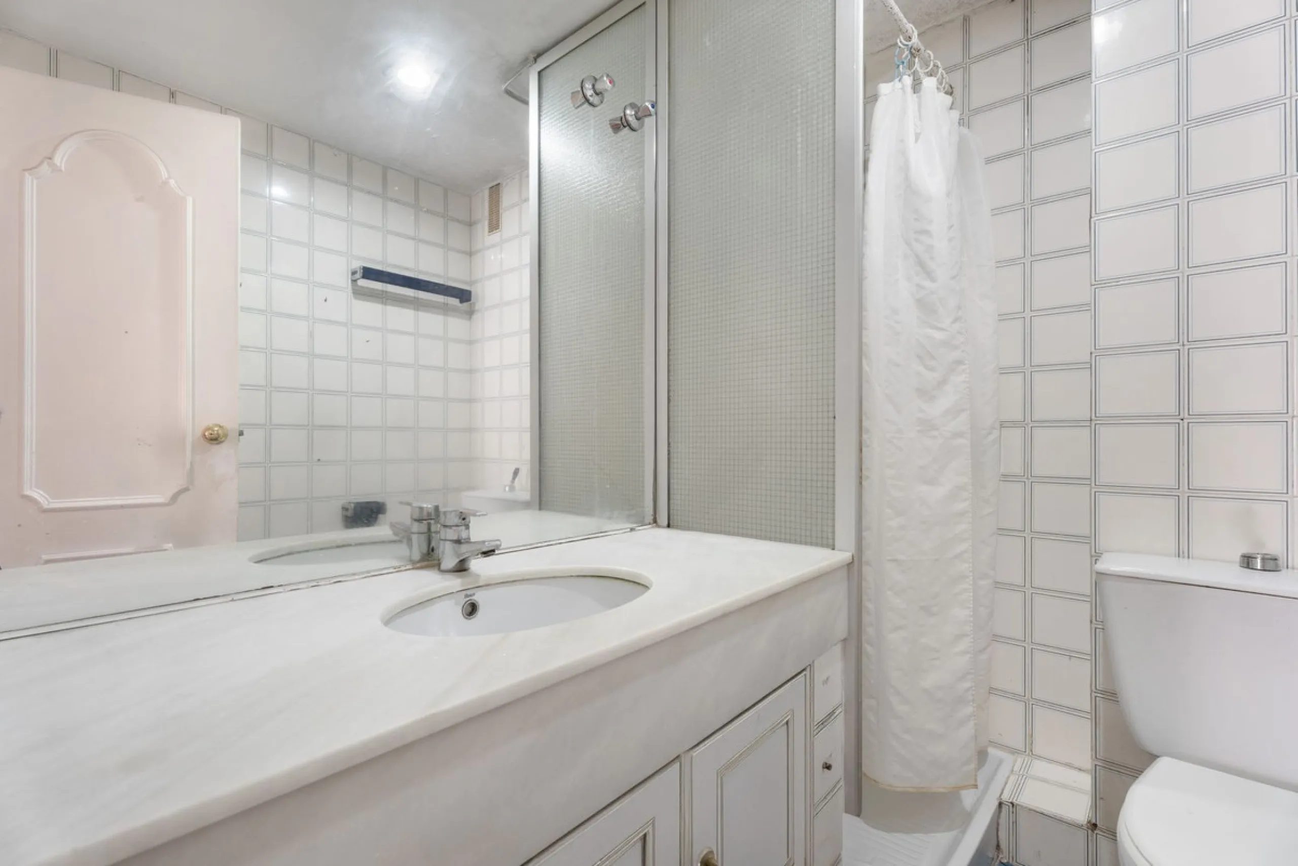 Apartment - Middle Floor Apartment в продаже в Marbella, Málaga. В доме 4 спален и 2 ванных комнат. Площадь дома 98 м²