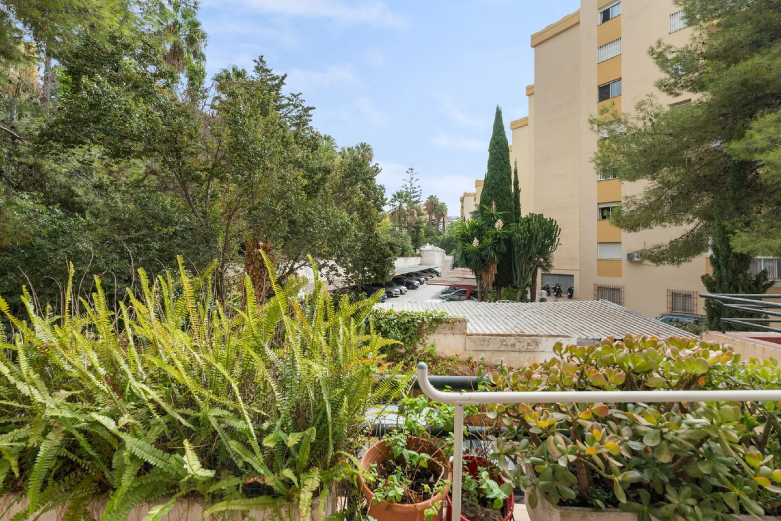 Apartment - Middle Floor Apartment в продаже в Marbella, Málaga. В доме 4 спален и 2 ванных комнат. Площадь дома 98 м²