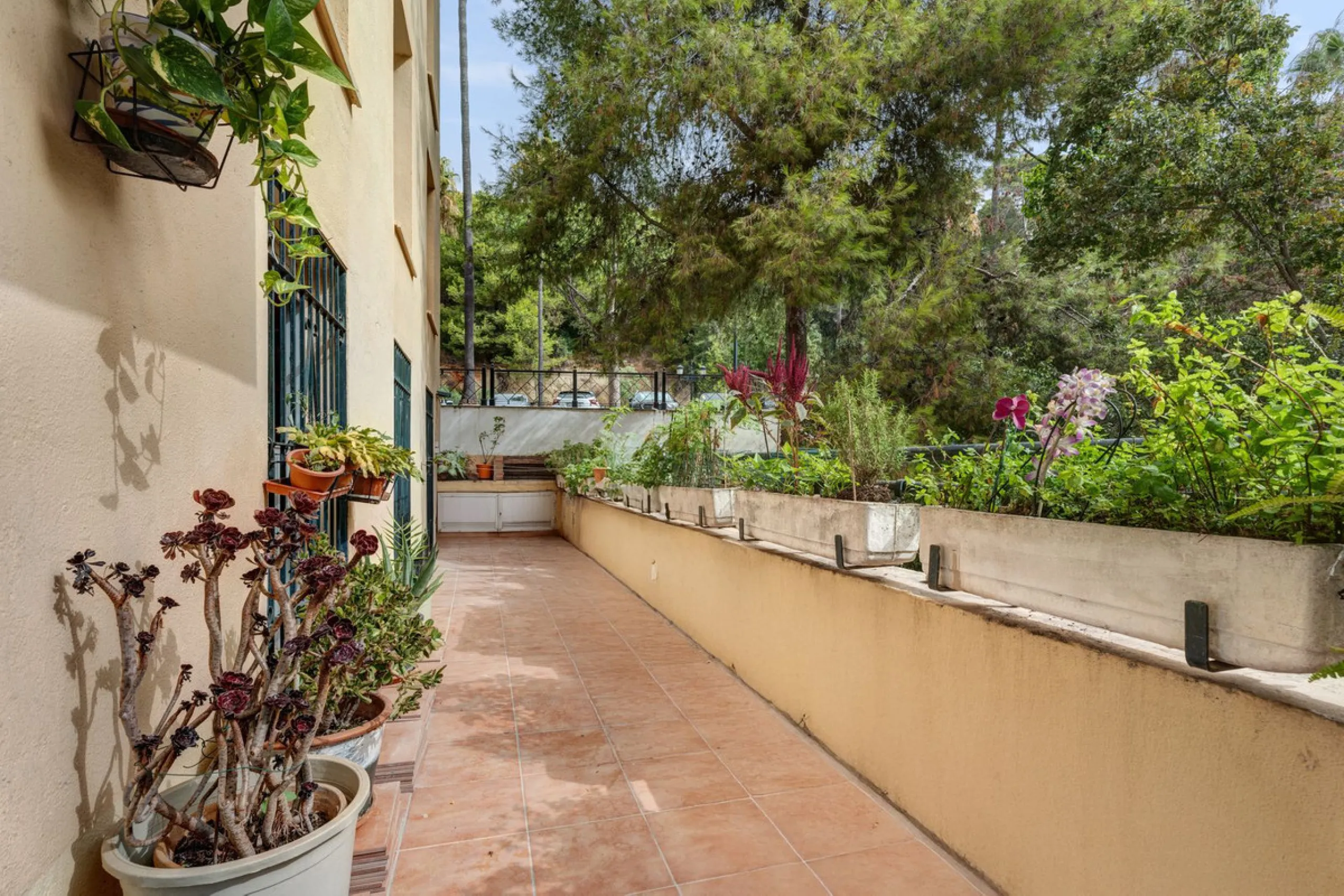 Apartment - Middle Floor Apartment в продаже в Marbella, Málaga. В доме 4 спален и 2 ванных комнат. Площадь дома 98 м²
