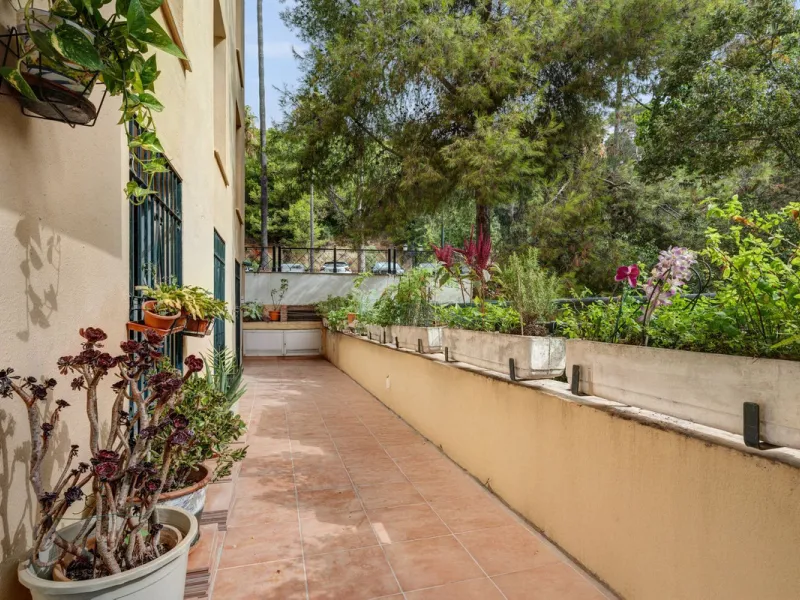 Apartment - Middle Floor Apartment в продаже в Marbella, Málaga. В доме 4 спален и 2 ванных комнат. Площадь дома 98 м²