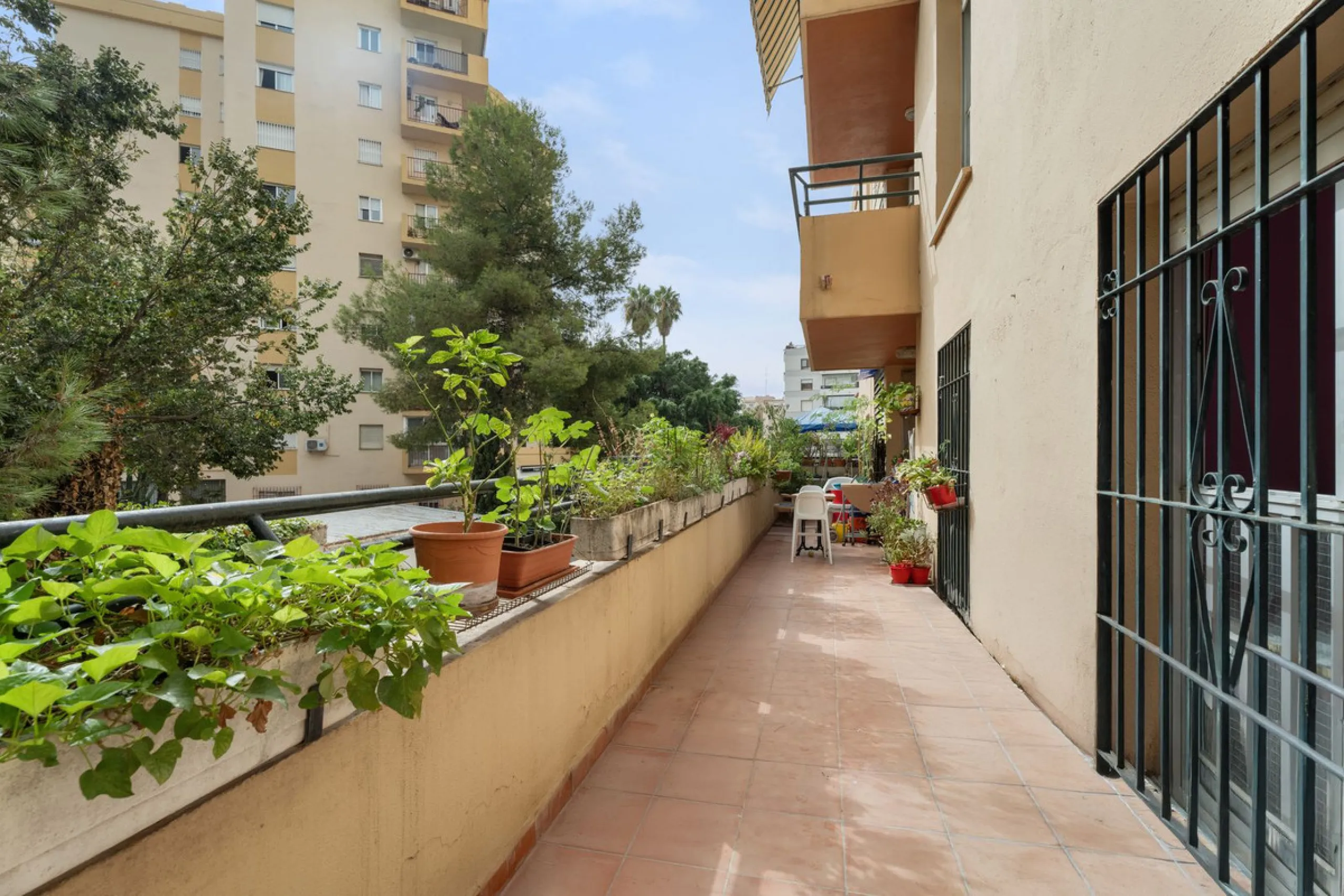 Apartment - Middle Floor Apartment в продаже в Marbella, Málaga. В доме 4 спален и 2 ванных комнат. Площадь дома 98 м²