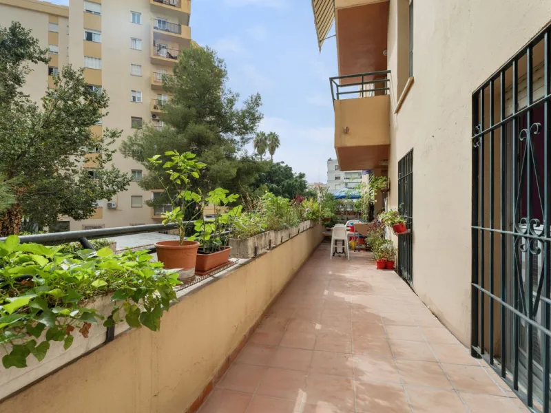 Apartment - Middle Floor Apartment в продаже в Marbella, Málaga. В доме 4 спален и 2 ванных комнат. Площадь дома 98 м²