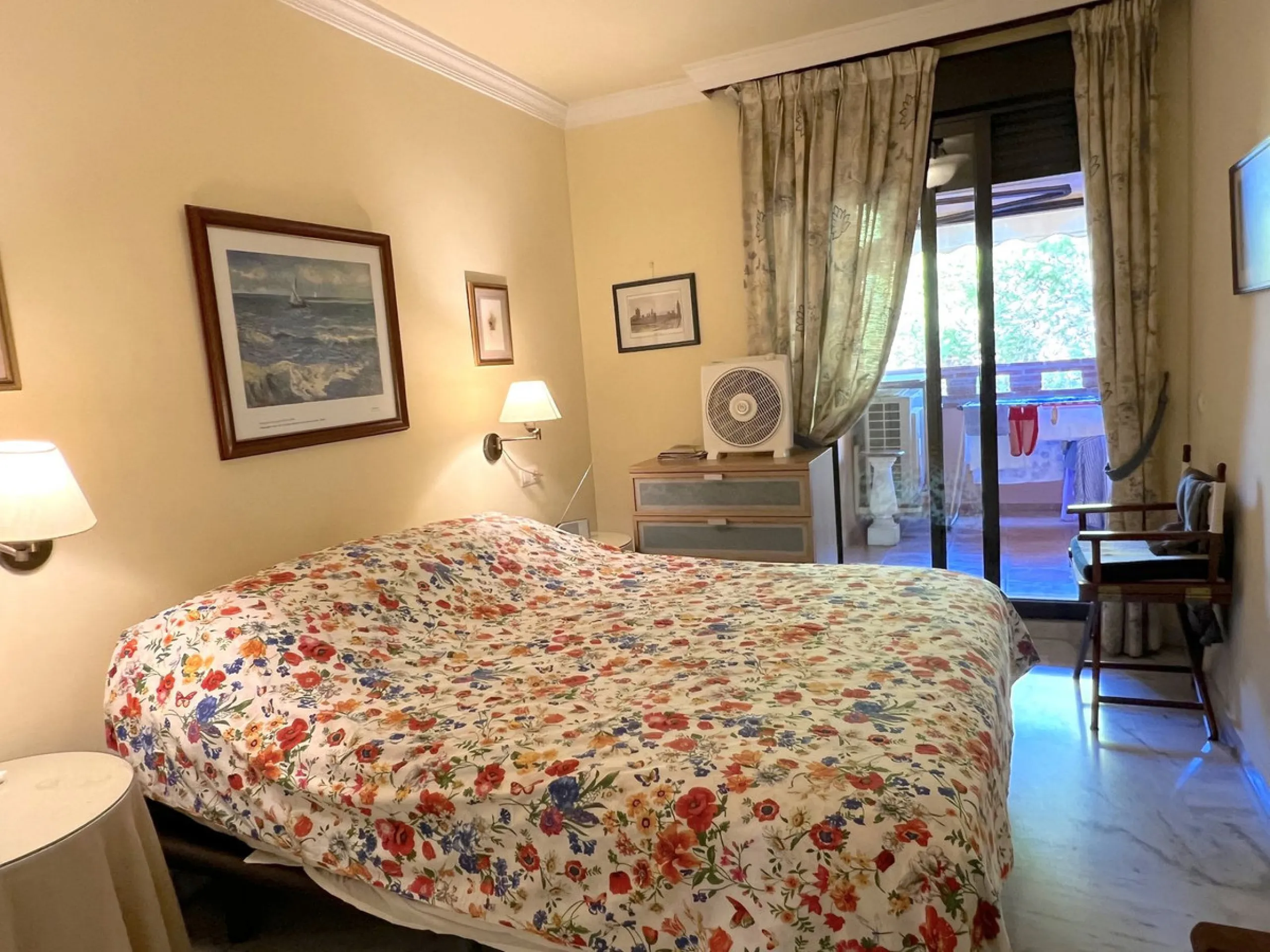 Красивая квартира с одной спальней, одной ванной комнатой, просторной гостиной, оборудованной кухней и террасой. В квартире есть кондиционер, мраморные полы, 1 кладовая и парковочное место в подземном гараже