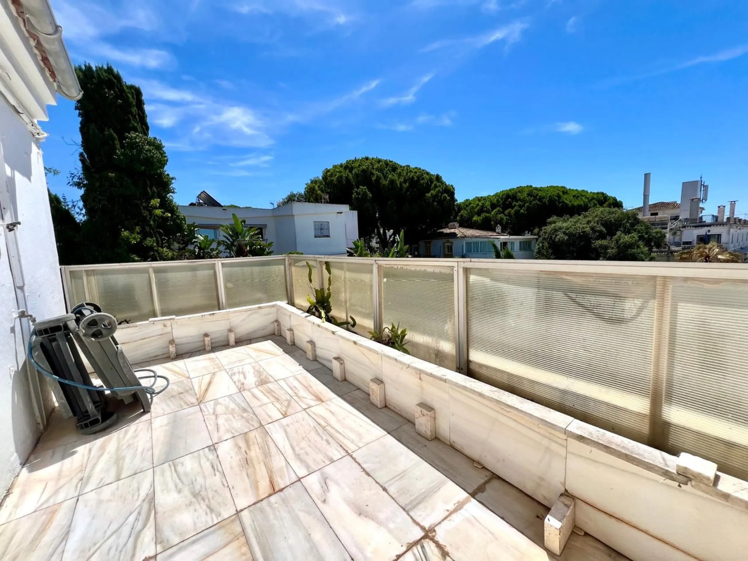 Apartment - Top Floor Apartment в продаже в Marbella, Málaga. В доме 3 спален и 2 ванных комнат. Площадь дома 106 м²