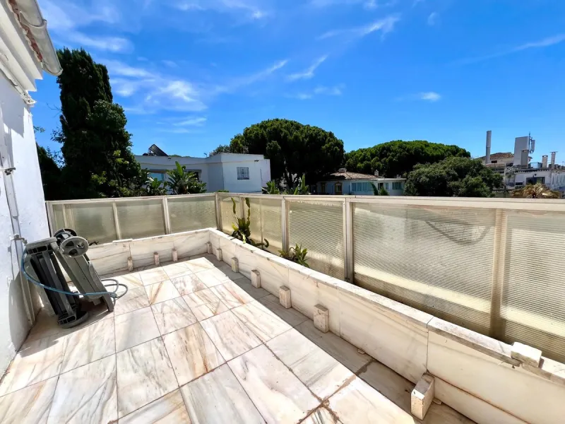 Apartment - Top Floor Apartment в продаже в Marbella, Málaga. В доме 3 спален и 2 ванных комнат. Площадь дома 106 м²