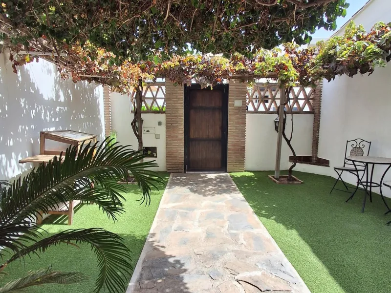 Elegant 4-Bedroom Semi-Detached House with Garden, Jacuzzi, Garage & Laundry Room in Marbella