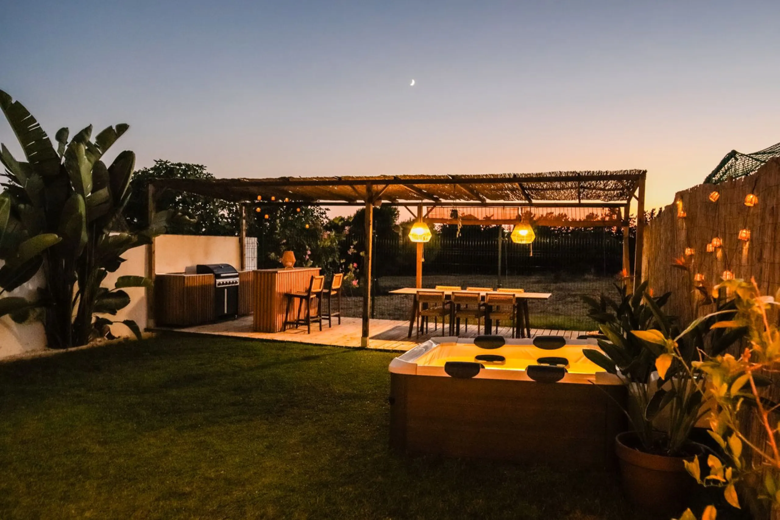 Elegant 4-Bedroom Semi-Detached House with Garden, Jacuzzi, Garage & Laundry Room in Marbella