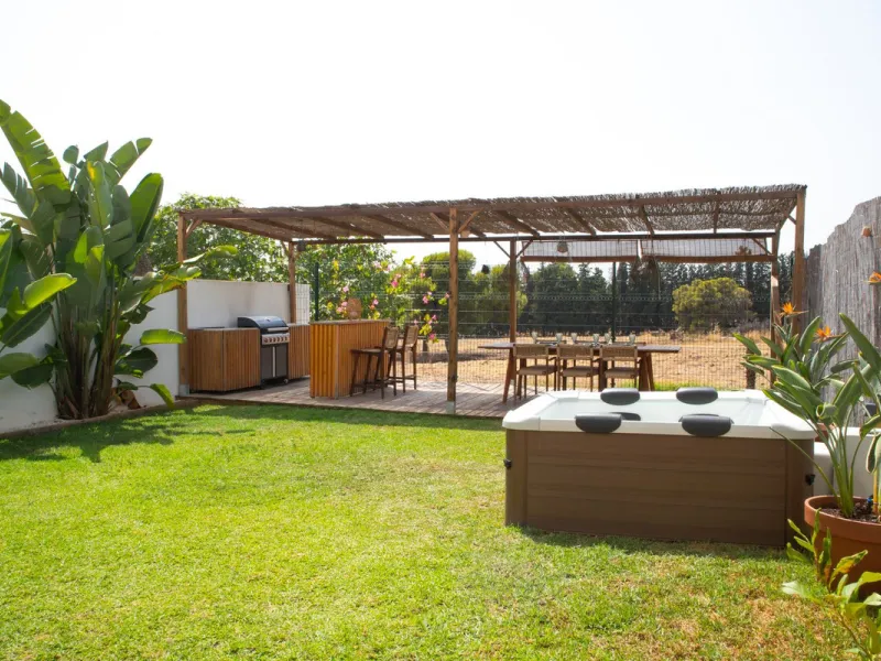 Elegant 4-Bedroom Semi-Detached House with Garden, Jacuzzi, Garage & Laundry Room in Marbella