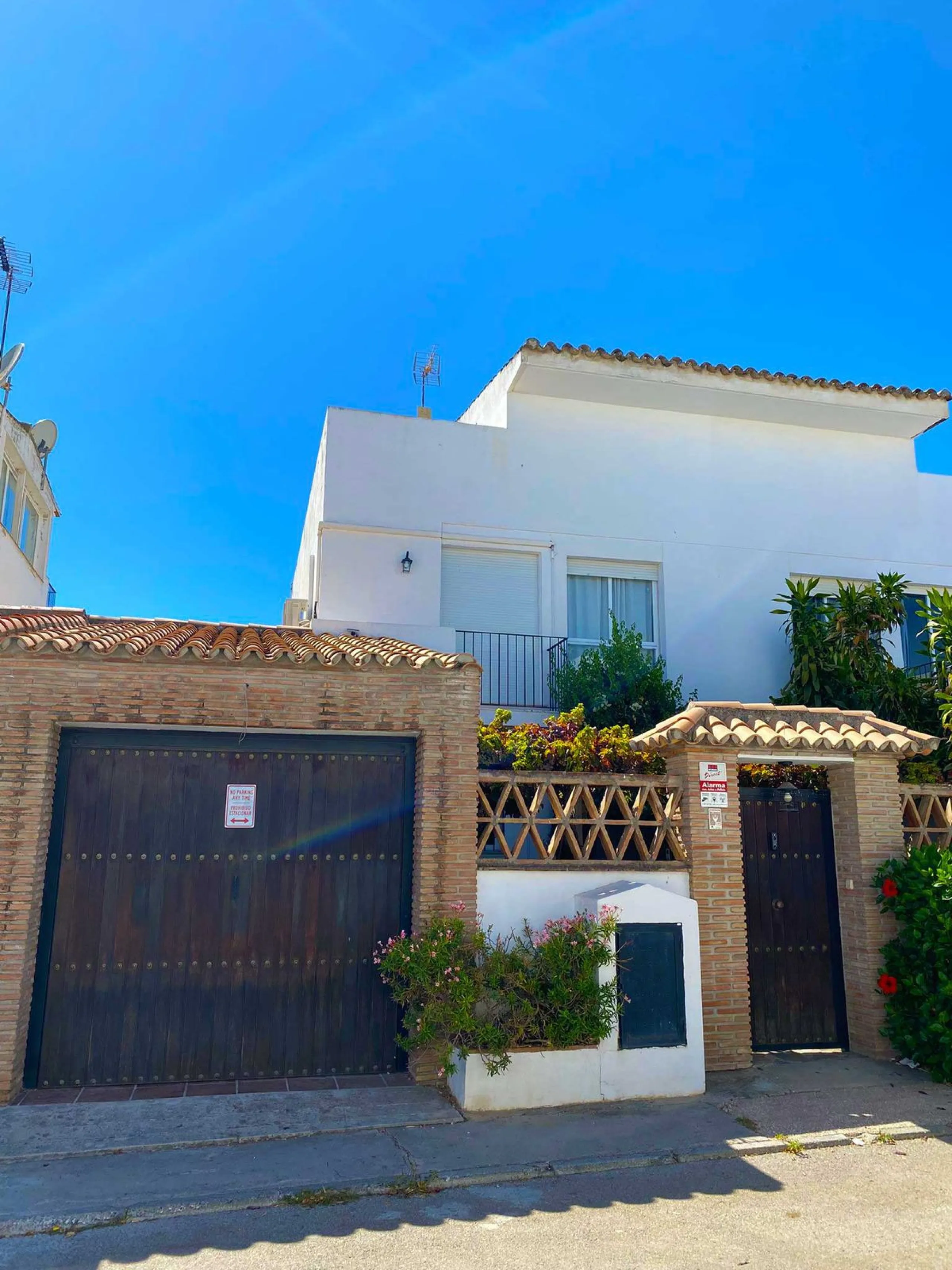 Elegant 4-Bedroom Semi-Detached House with Garden, Jacuzzi, Garage & Laundry Room in Marbella