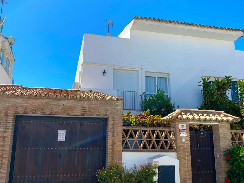 Elegant 4-Bedroom Semi-Detached House with Garden, Jacuzzi, Garage & Laundry Room in Marbella