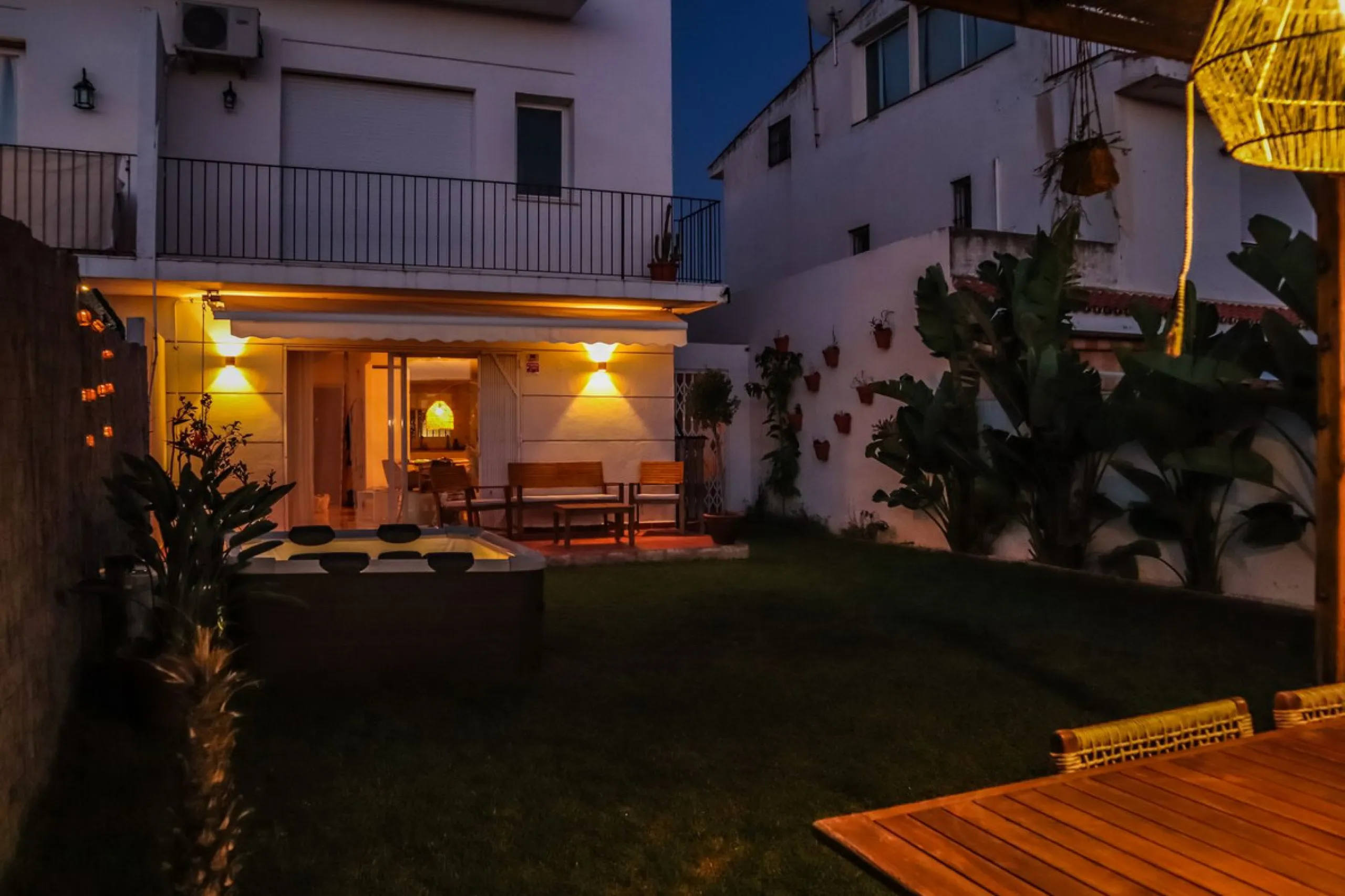Elegant 4-Bedroom Semi-Detached House with Garden, Jacuzzi, Garage & Laundry Room in Marbella