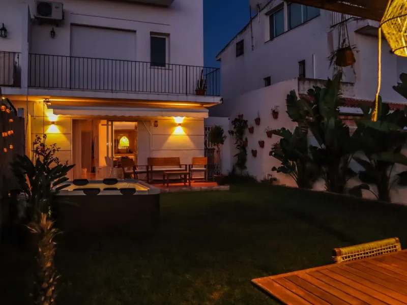 Elegant 4-Bedroom Semi-Detached House with Garden, Jacuzzi, Garage & Laundry Room in Marbella