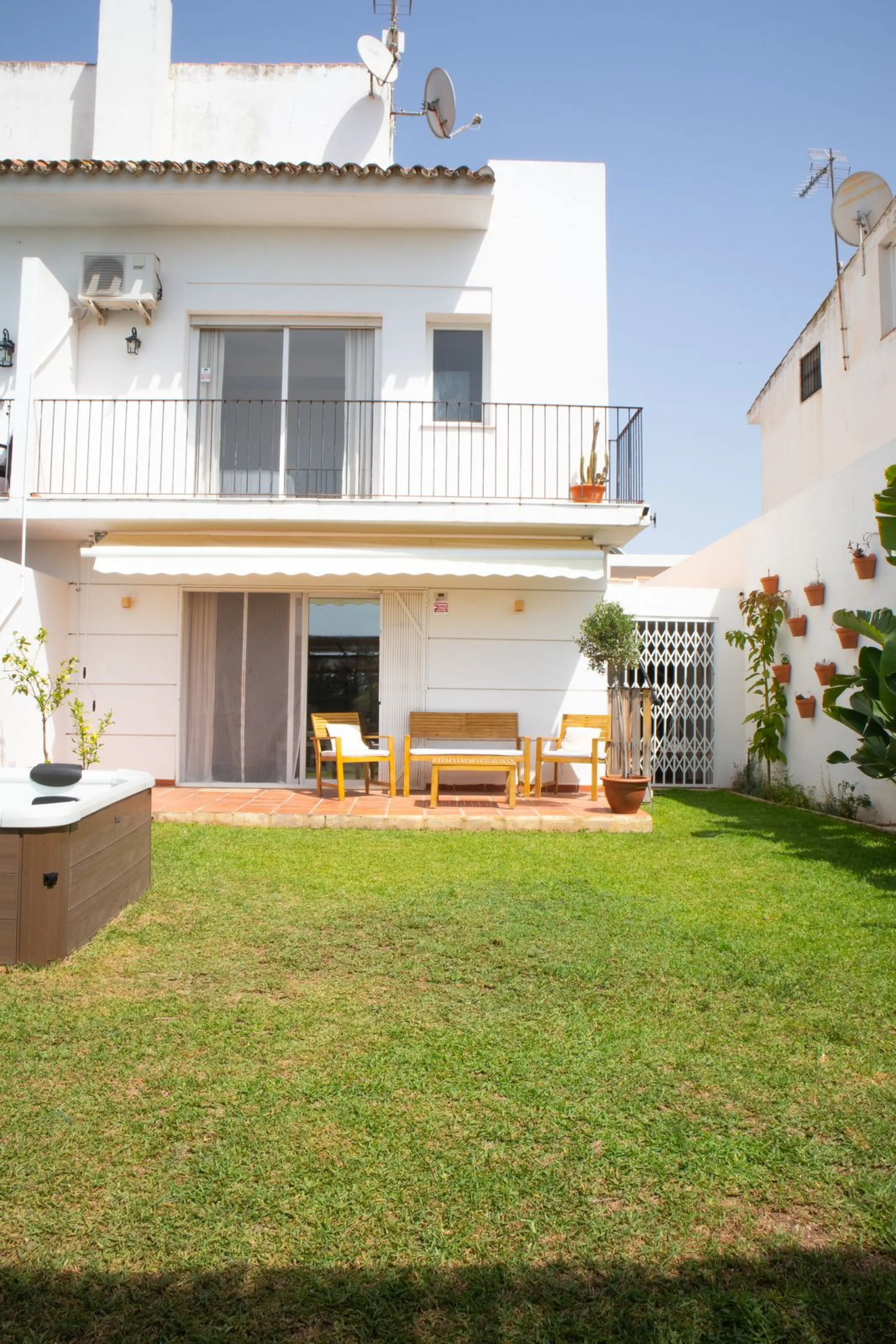 Elegant 4-Bedroom Semi-Detached House with Garden, Jacuzzi, Garage & Laundry Room in Marbella
