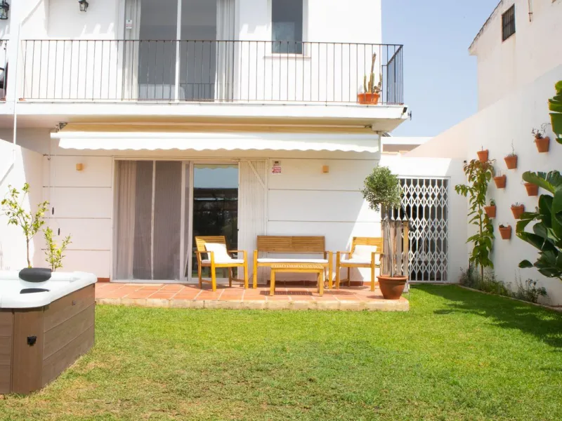 Elegant 4-Bedroom Semi-Detached House with Garden, Jacuzzi, Garage & Laundry Room in Marbella