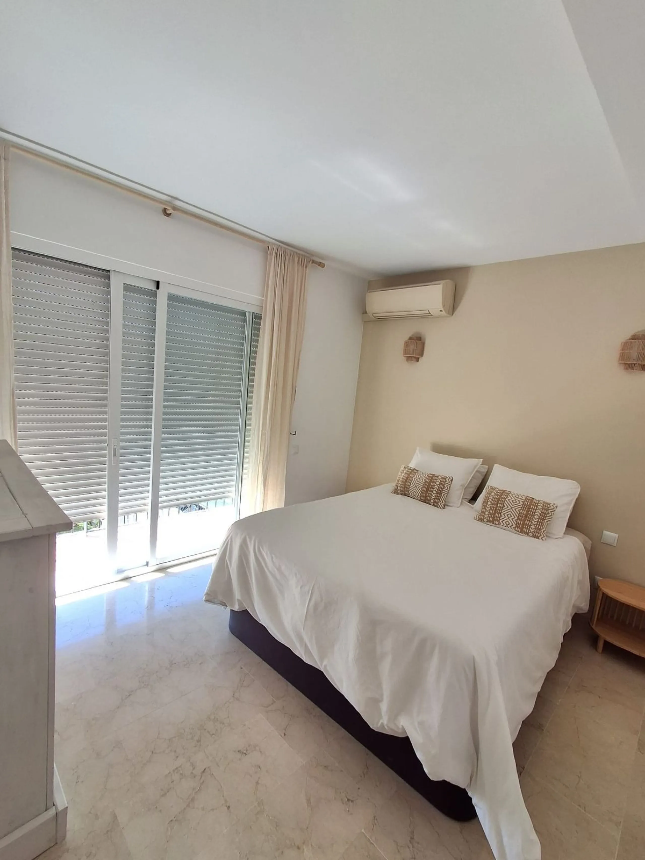 Elegant 4-Bedroom Semi-Detached House with Garden, Jacuzzi, Garage & Laundry Room in Marbella
