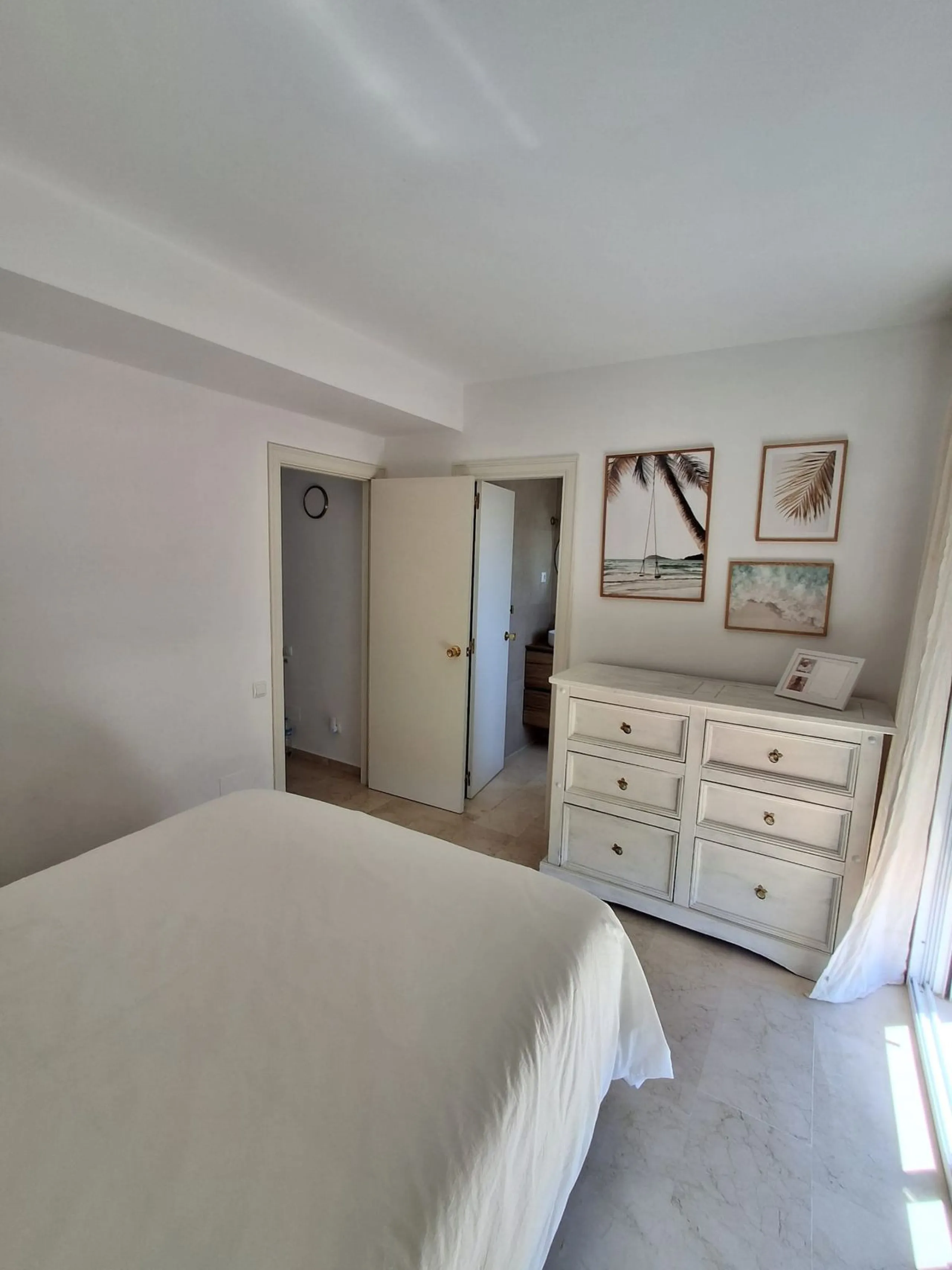 Elegant 4-Bedroom Semi-Detached House with Garden, Jacuzzi, Garage & Laundry Room in Marbella