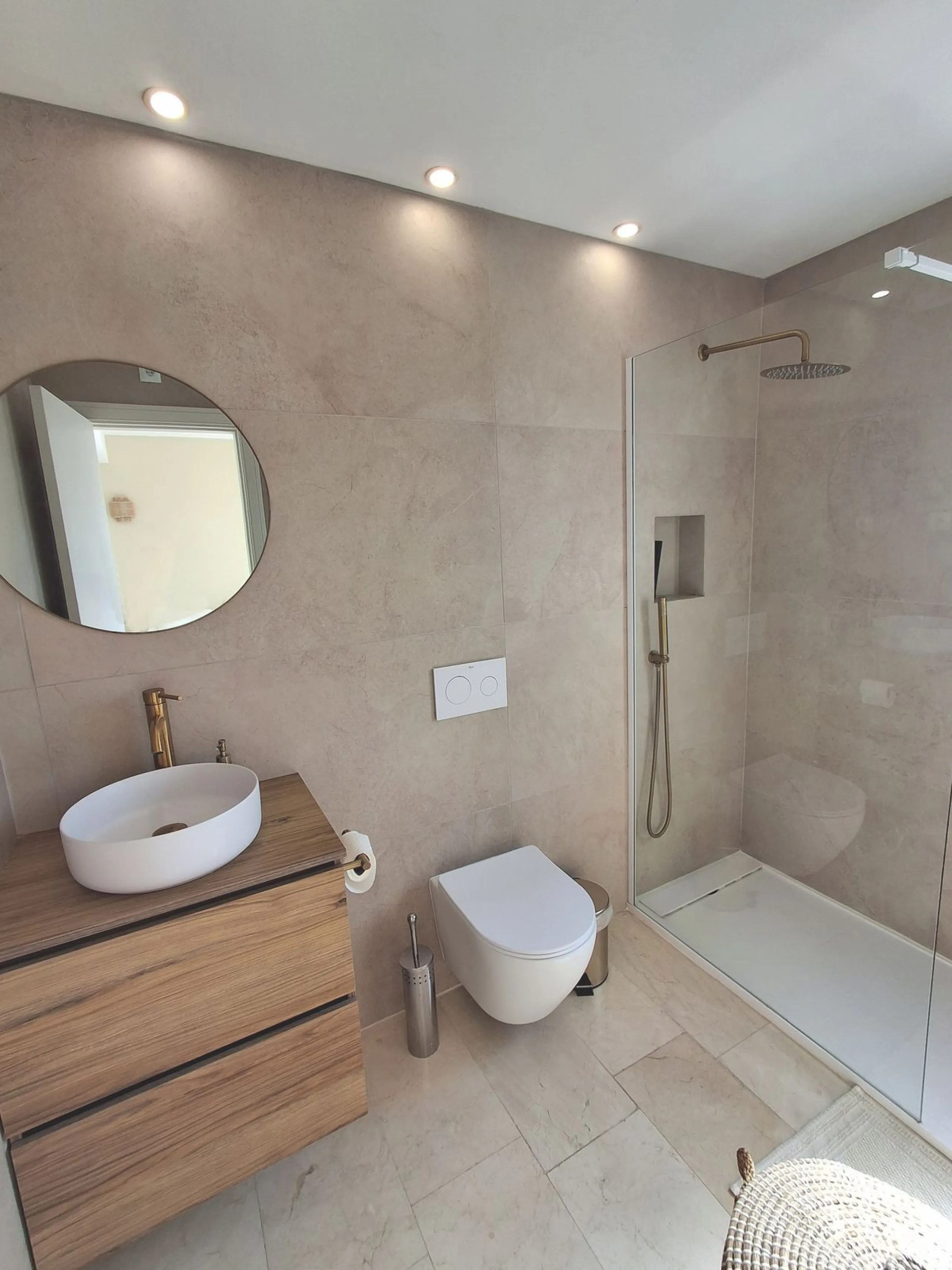Elegant 4-Bedroom Semi-Detached House with Garden, Jacuzzi, Garage & Laundry Room in Marbella