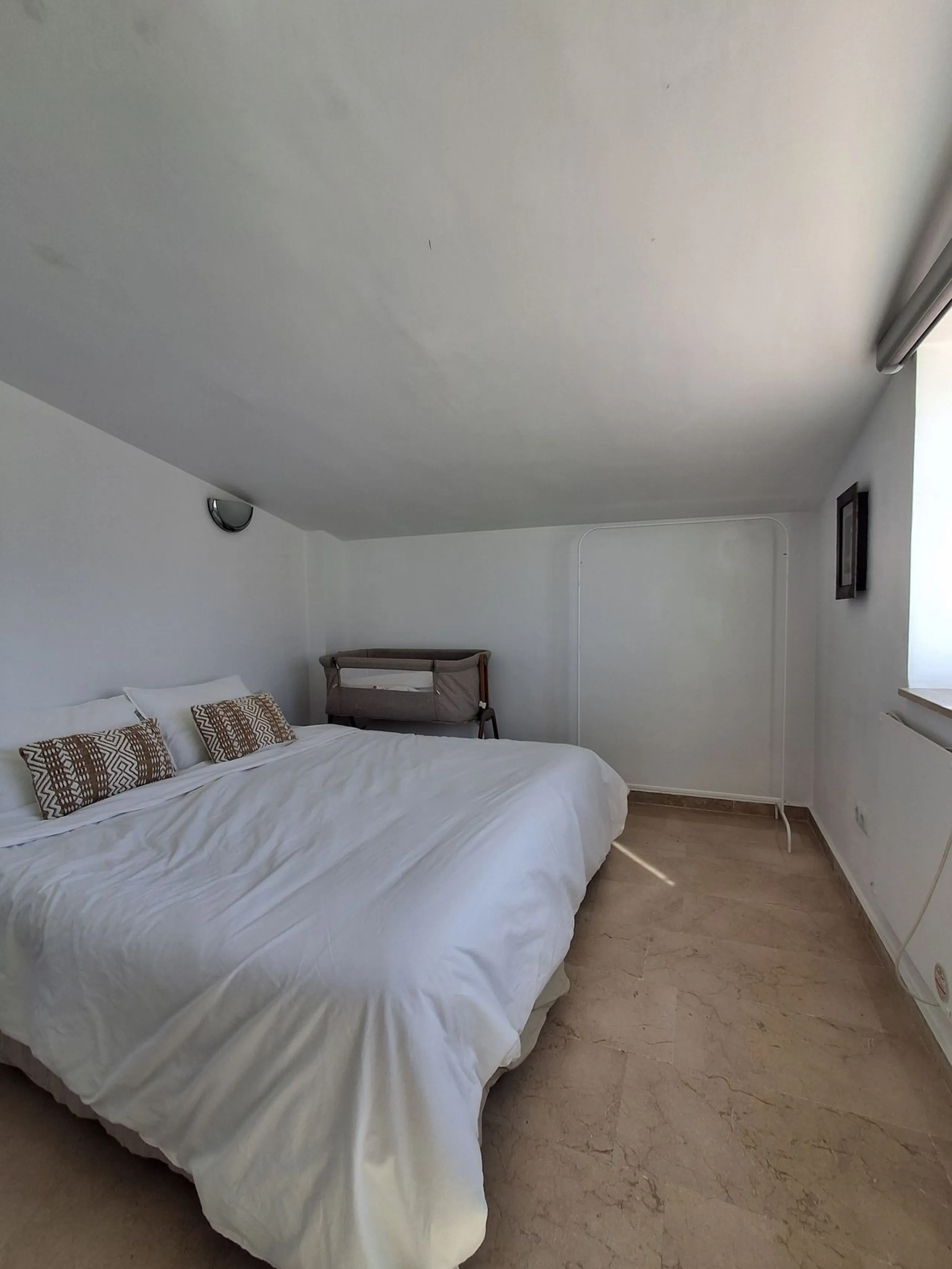 Elegant 4-Bedroom Semi-Detached House with Garden, Jacuzzi, Garage & Laundry Room in Marbella