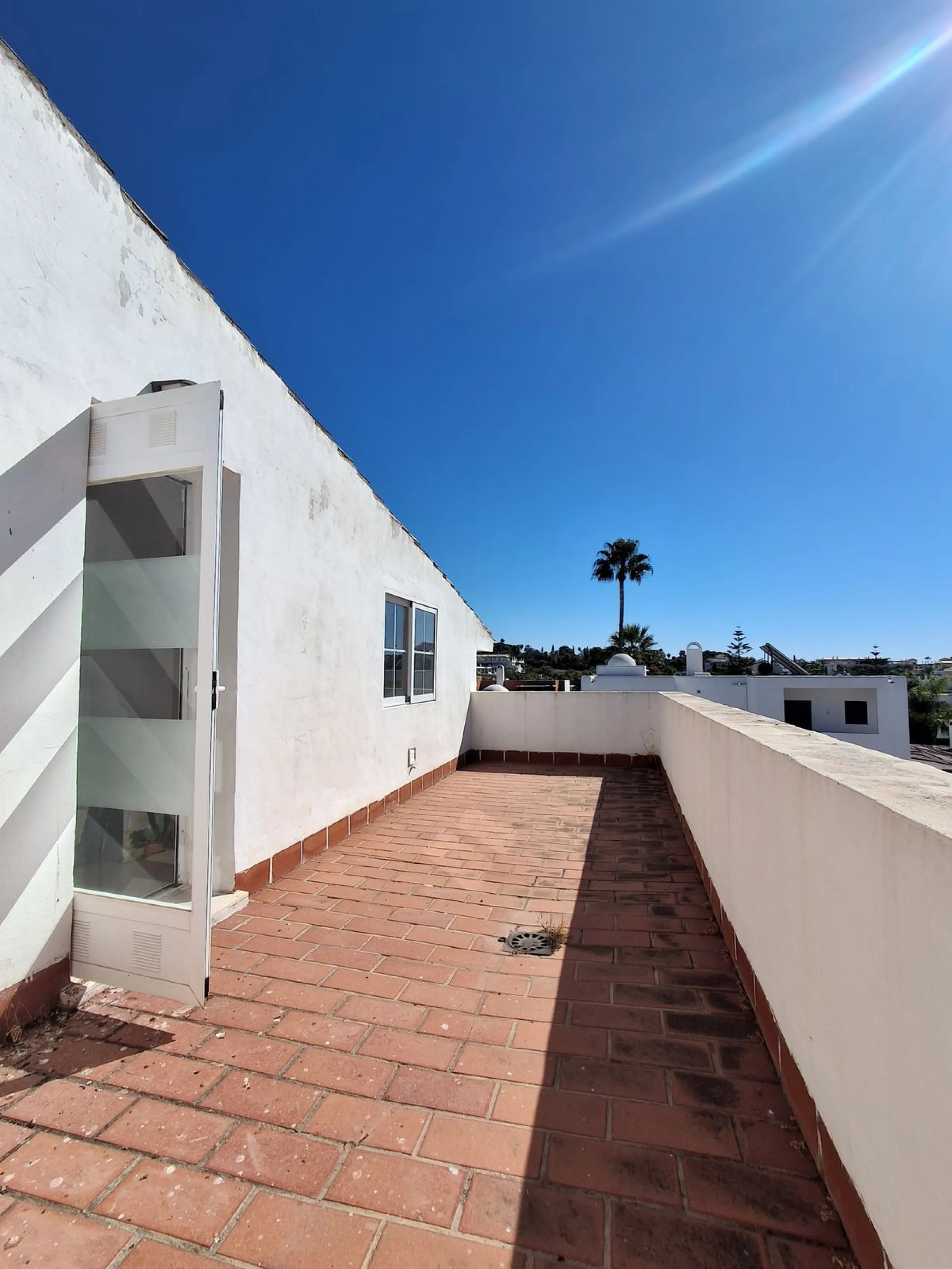 Elegant 4-Bedroom Semi-Detached House with Garden, Jacuzzi, Garage & Laundry Room in Marbella