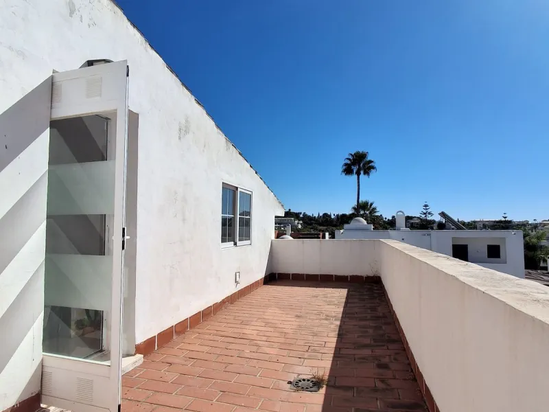 Elegant 4-Bedroom Semi-Detached House with Garden, Jacuzzi, Garage & Laundry Room in Marbella