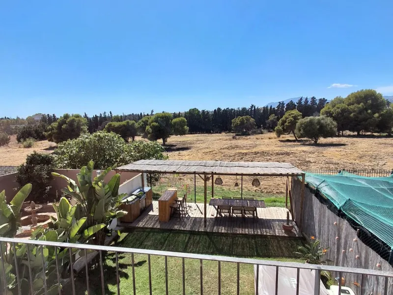 Elegant 4-Bedroom Semi-Detached House with Garden, Jacuzzi, Garage & Laundry Room in Marbella