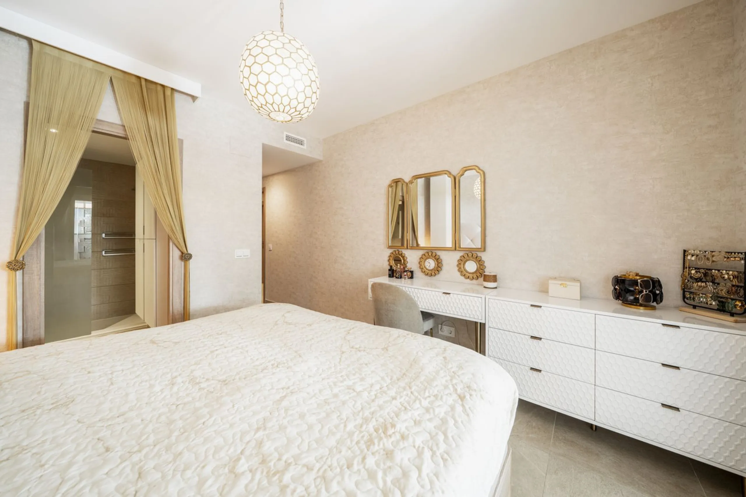 Elegant 3-Bedroom Apartment in Sunny Golf, Estepona