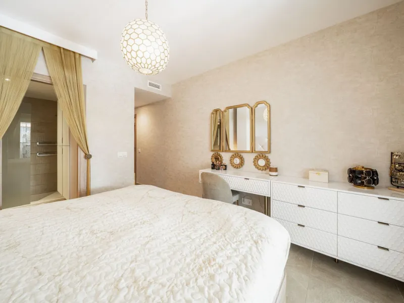 Elegant 3-Bedroom Apartment in Sunny Golf, Estepona